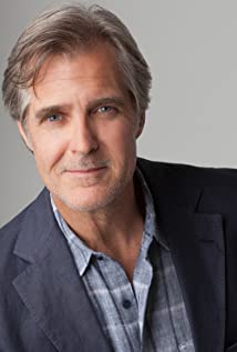 How tall is Henry Czerny?